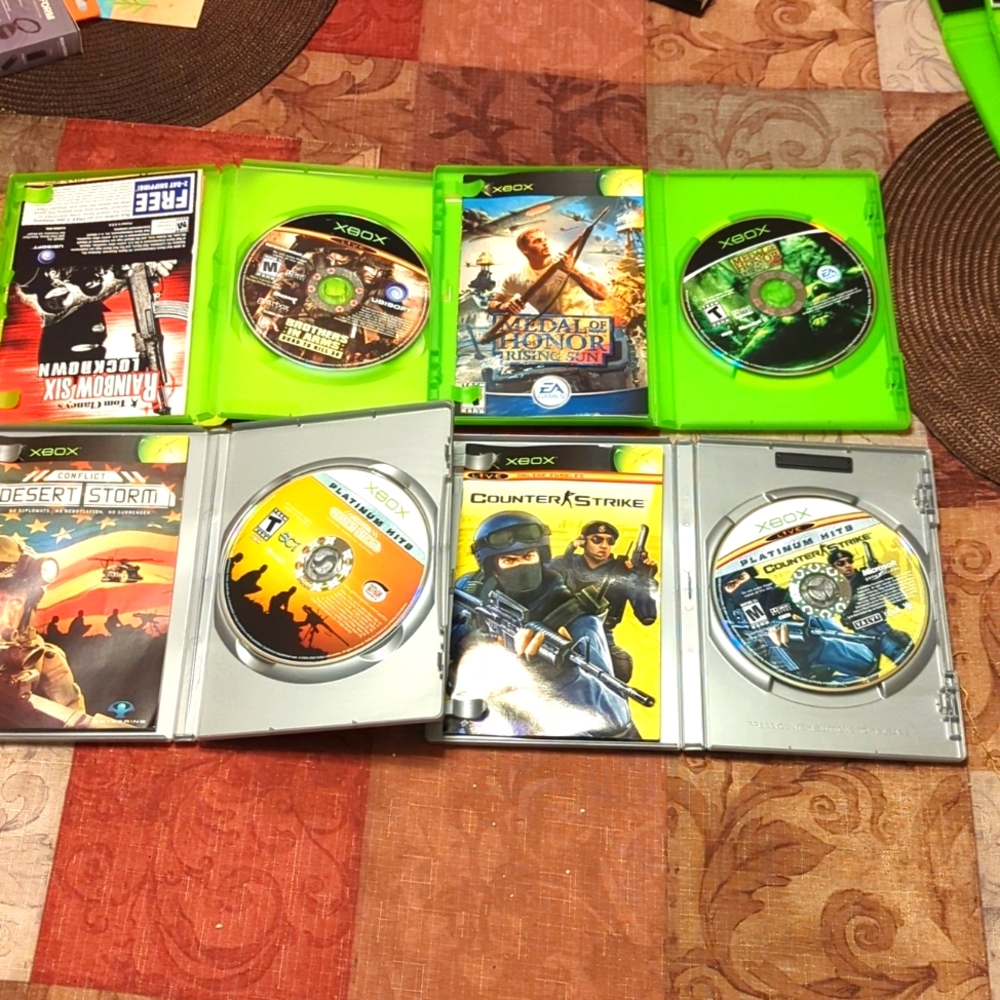 (4) Xbox games Medal of honor, Brothers in Arms , Counter Strike, Desert Storm